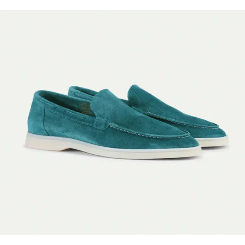 Mocassins en daim turquoise pour homme, semelle blanche, style décontracté et élégant, parfaits pour la mode estivale et les tenues décontractées.