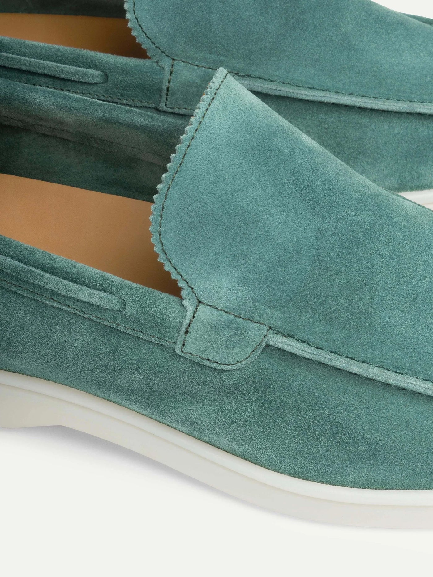 Mocassins en daim vert pour homme, semelle blanche, style élégant et moderne, chaussures décontractées, confortables et tendance.