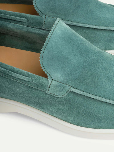 Mocassins en daim vert pour homme, semelle blanche, style élégant et moderne, chaussures décontractées, confortables et tendance.