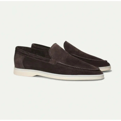 Mocassins en daim marron foncé pour homme, semelle blanche, style élégant et décontracté, chaussures tendance, confortables et modernes.