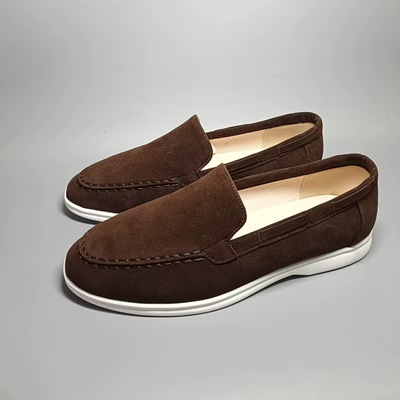 Mocassins en daim marron pour homme, semelle blanche, style décontracté et élégant, chaussures confortables pour toutes occasions.
