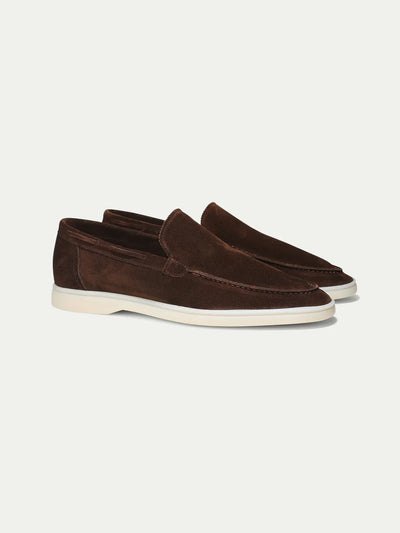 Mocassins en daim marron pour homme, semelle blanche, style élégant et décontracté, parfaits pour la mode masculine et les tenues de tous les jours.