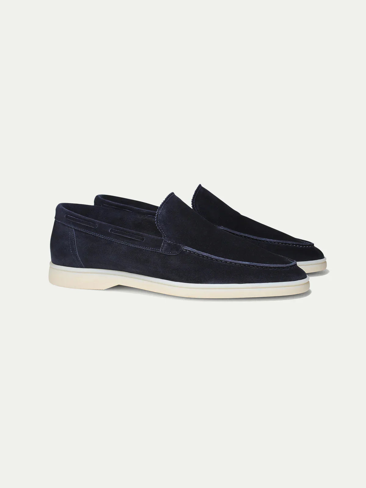 Mocassins en daim bleu marine pour homme, semelle blanche, style élégant et moderne, chaussures décontractées idéales pour toutes occasions.
