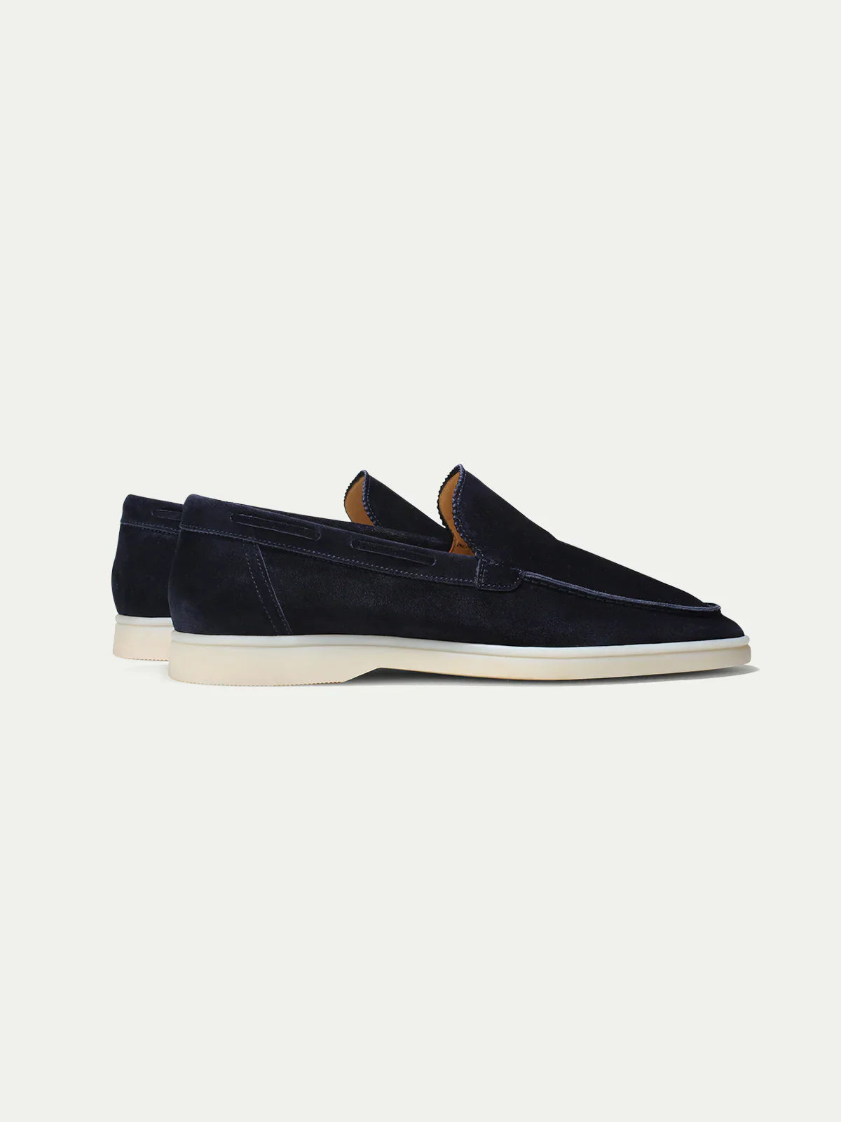 Mocassins en daim bleu marine pour homme, semelle blanche, style élégant et moderne, chaussures décontractées, confortables et tendance.