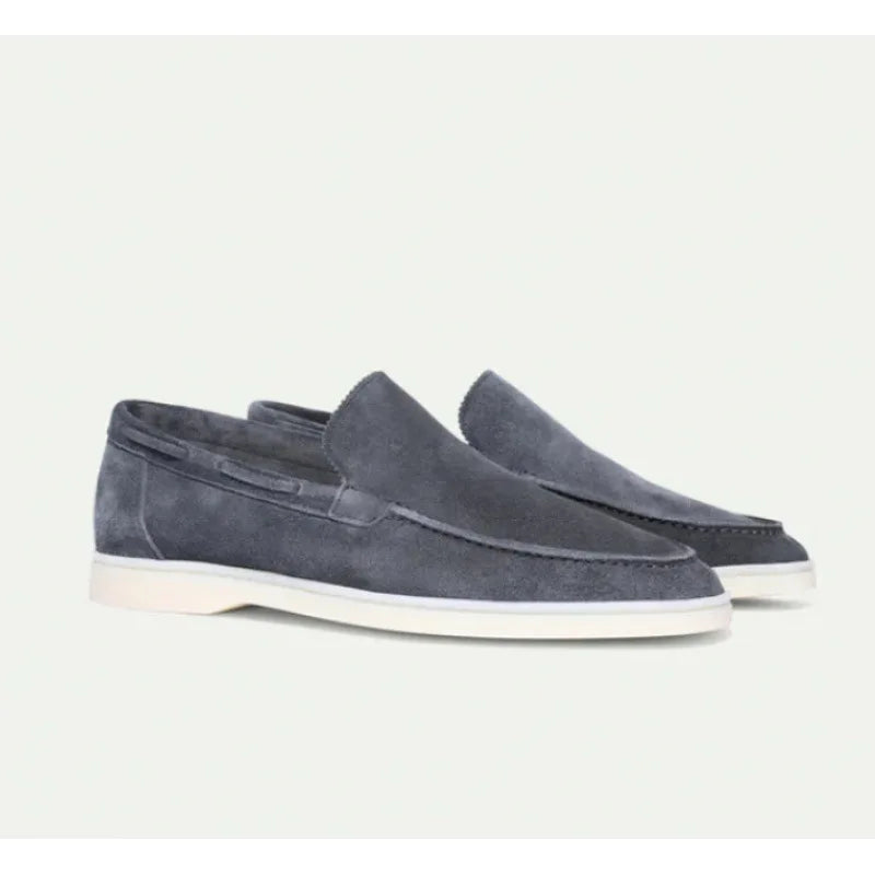Mocassins en daim gris pour homme, semelle blanche, style élégant et décontracté. Chaussures tendance, confortables, idéales pour toutes occasions.
