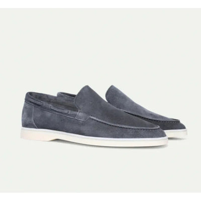 Mocassins en daim gris pour homme, semelle blanche, style élégant et décontracté. Chaussures tendance, confortables, idéales pour toutes occasions.