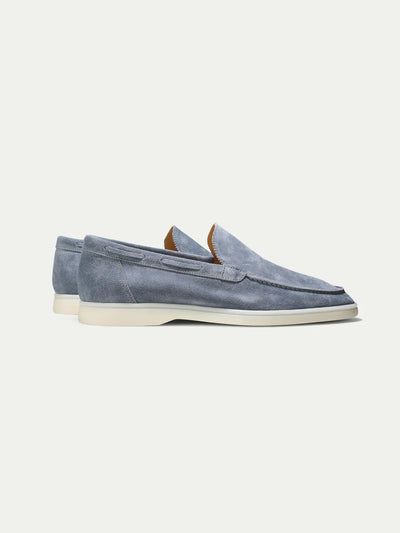 Mocassins en daim bleu pour homme, élégants et modernes, semelle blanche, style décontracté chic, parfaits pour un look raffiné et tendance.