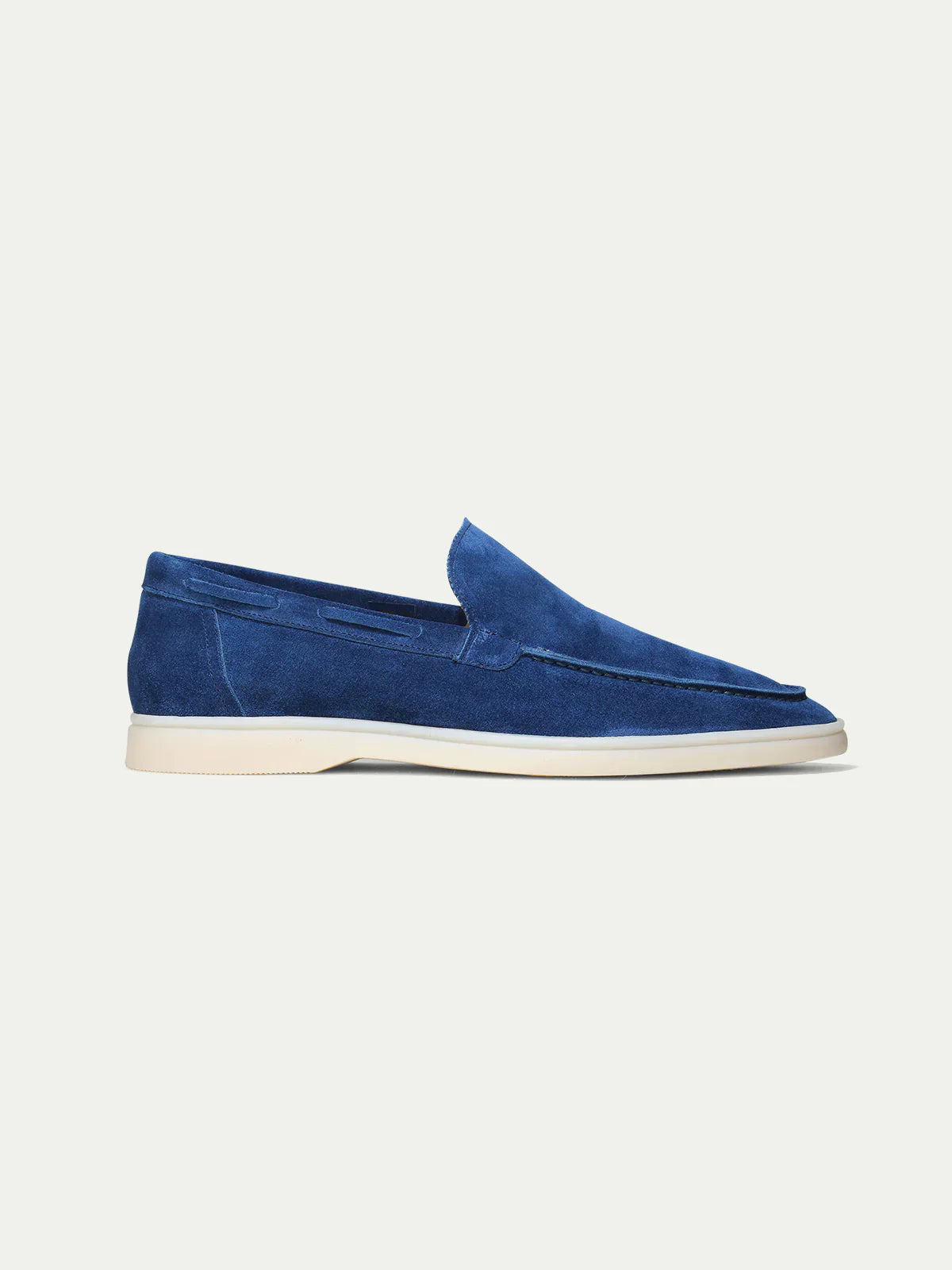 Mocassin en daim bleu pour homme, semelle blanche, style élégant et moderne. Chaussure décontractée, idéale pour la mode masculine contemporaine.