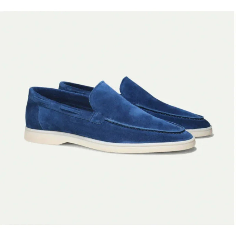 Mocassins en daim bleu pour homme, élégants et modernes, avec semelle blanche contrastante. Chaussures décontractées idéales pour un style chic.