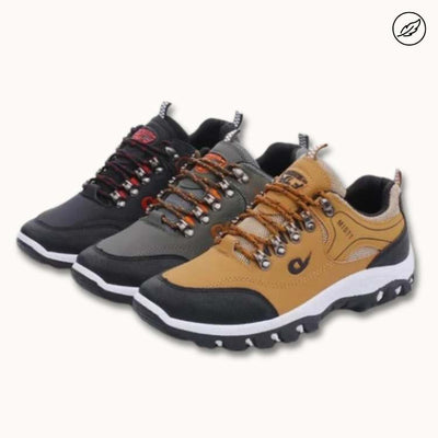 Trois paires de chaussures de randonnée multicolores pour hommes, avec semelles robustes et lacets contrastés, idéales pour activités extérieures.
