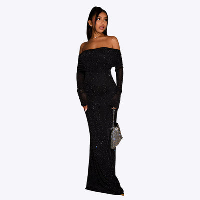 Robe longue noire à paillettes, épaules dénudées, portée par une femme avec sac à main argenté. Mode élégante, tenue de soirée glamour.
