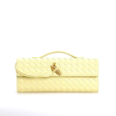 Sac à main en cuir tressé jaune pâle avec fermoir doré, design élégant et moderne, accessoire de mode tendance pour femme.