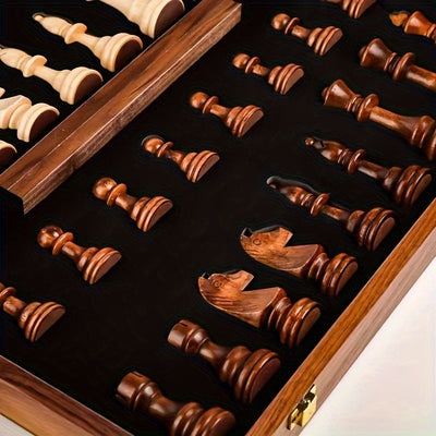 Jeu d'échecs en bois dans un coffret ouvert, pièces sculptées, chevaliers détaillés, échiquier de luxe, stratégie, loisirs, artisanat.