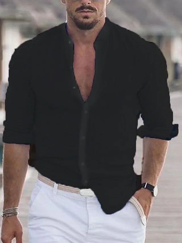 Homme en chemise noire élégante et pantalon blanc, montre-bracelet visible, posant en extérieur. Mode masculine chic, style décontracté.
