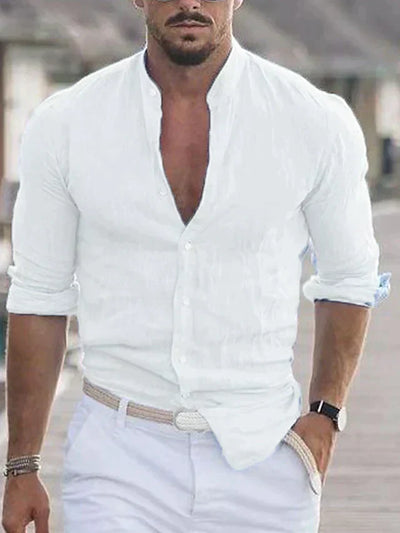 Homme en chemise blanche élégante, manches retroussées, marchant sur une promenade. Mode masculine, style décontracté chic, ceinture tressée.