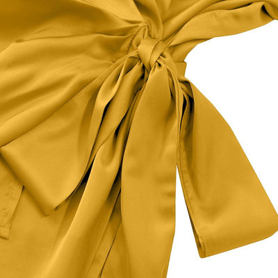 Nœud en tissu satin doré, élégant et luxueux, sur fond blanc. Mode, accessoires, design textile, tendance.