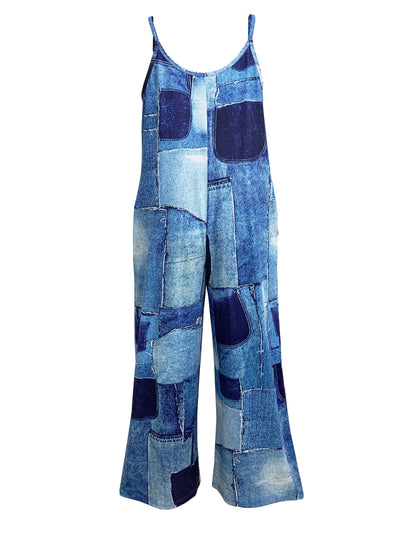 Combinaison en jean patchwork bleu, style décontracté, sans manches, avec motifs de différentes nuances de denim, idéale pour la mode urbaine.