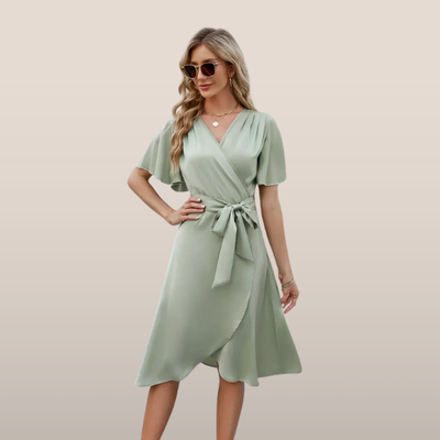 Robe portefeuille verte élégante pour femme, manches courtes, ceinture nouée, style décontracté chic, idéale pour l'été, mode féminine tendance.