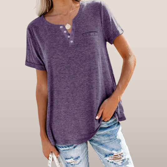 Femme portant un t-shirt violet à col boutonné et jeans déchirés, style décontracté. Mode féminine, tenue estivale tendance, vêtements confortables.