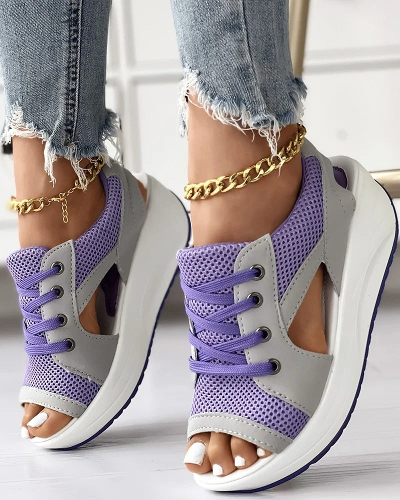 Chaussures de sport violettes et grises pour femmes, semelles compensées blanches, lacets violets, jeans déchirés, bracelets de cheville dorés.