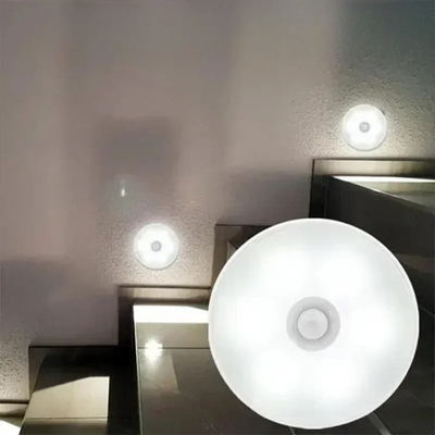 Lumières LED rondes blanches sur un escalier moderne, éclairage mural intérieur, design contemporain, sécurité et décoration maison.