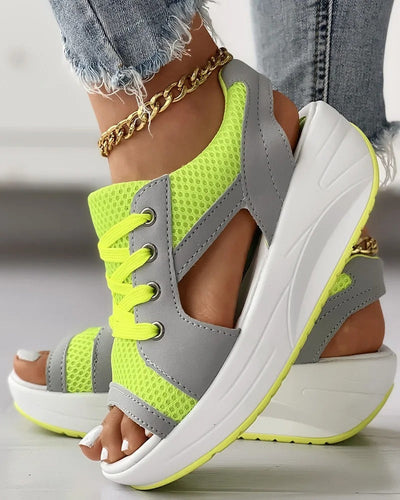 Chaussures de sport femme, sandales à plateforme, jaune fluo et gris, lacets, semelle épaisse blanche, jeans déchiré, chaîne cheville dorée.