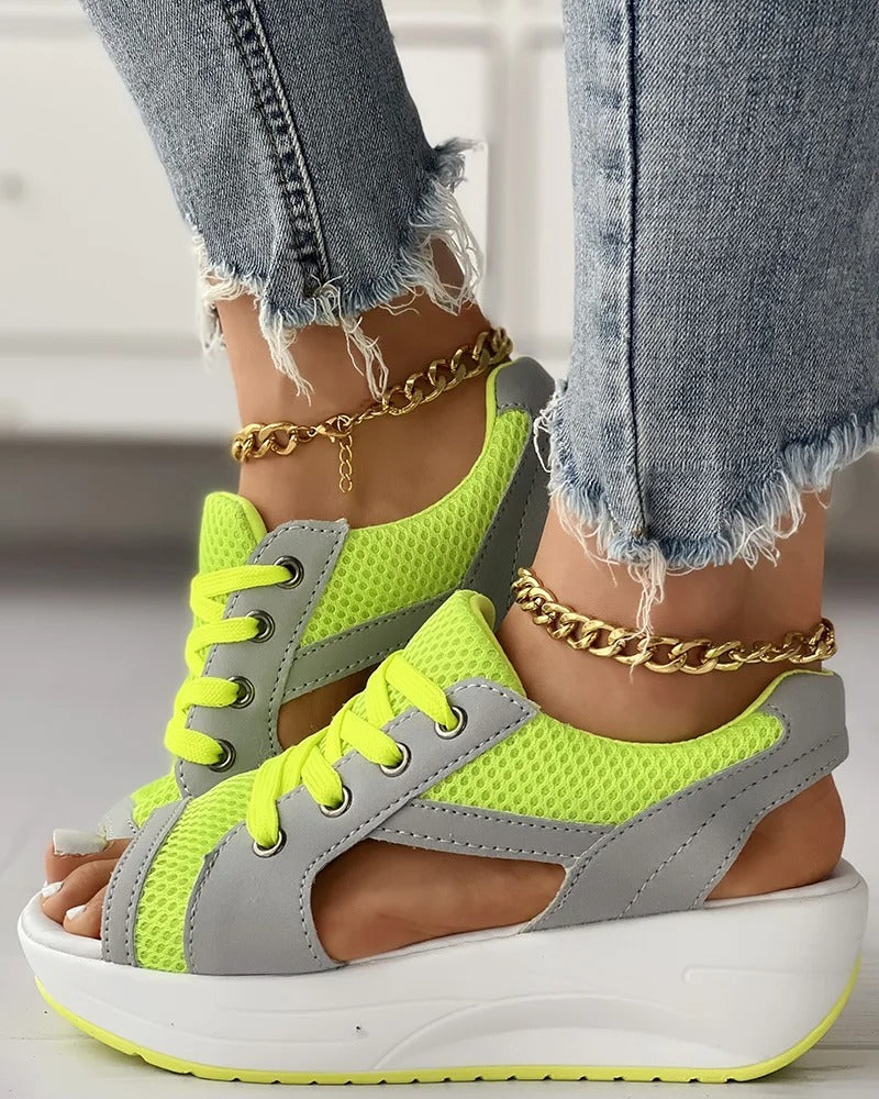 Chaussures de sport ouvertes pour femmes, néon jaune et gris, plateforme compensée, lacets, jeans déchirés, bracelets de cheville dorés.