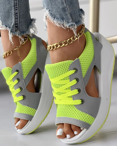 Chaussures de sport ouvertes pour femmes, couleur néon jaune et gris, semelle épaisse blanche, lacets jaunes, jeans déchirés, bracelet chaîne doré.