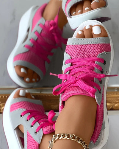 Sandales baskets roses et grises avec lacets, design moderne, ongles blancs, bracelet doré; chaussures tendance pour l'été.