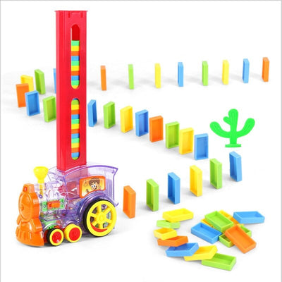 Train jouet en plastique coloré avec dominos multicolores, empilés et dispersés, sur fond blanc. Jeu éducatif pour enfants, développement créatif.