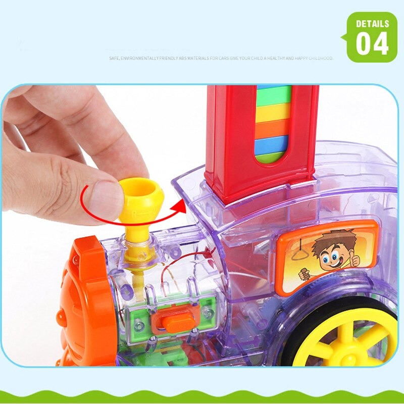 Main en train d'insérer une balle jaune dans un jouet train transparent coloré, avec roues jaunes et détails rouges. Jouet éducatif pour enfants.