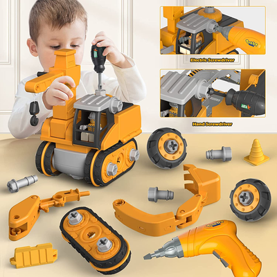 Enfant jouant avec un jouet de construction en plastique jaune, comprenant une pelleteuse, des roues amovibles et un tournevis électrique.