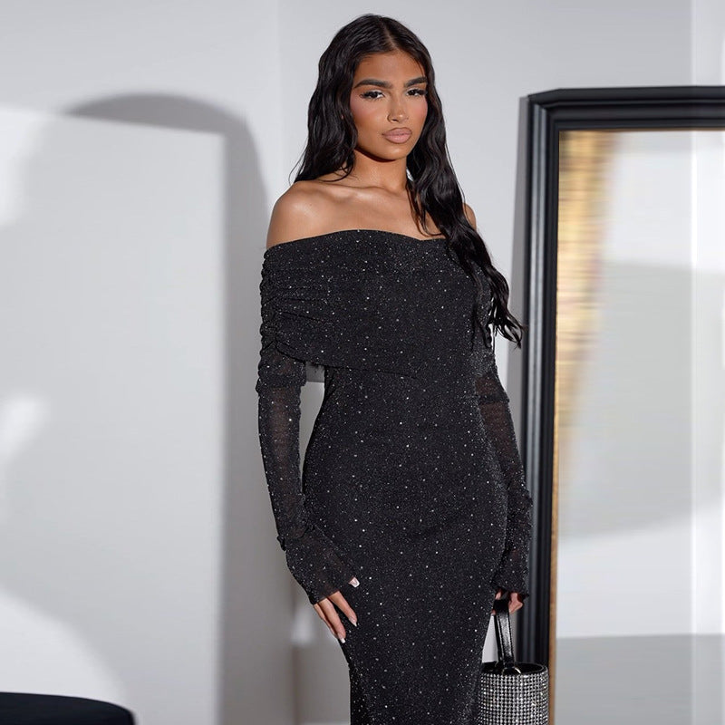 Femme en robe noire à paillettes, épaules dénudées, tenant un sac à main. Mode élégante, soirée glamour, style chic.