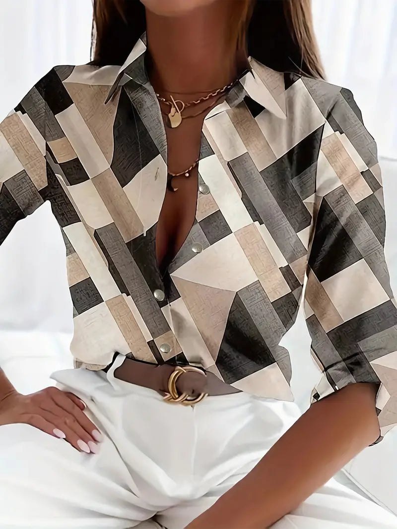 Chemisier à motifs géométriques beige et noir, manches longues, porté avec un pantalon blanc. Style chic et moderne pour femme.