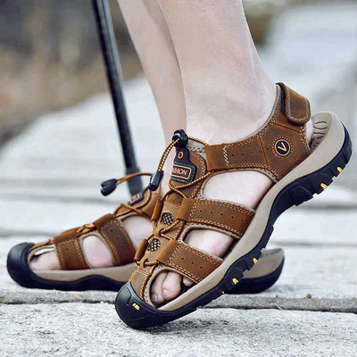 Sandales de randonnée en cuir marron pour homme, semelle antidérapante, lacets ajustables, idéales pour activités extérieures et trekking.