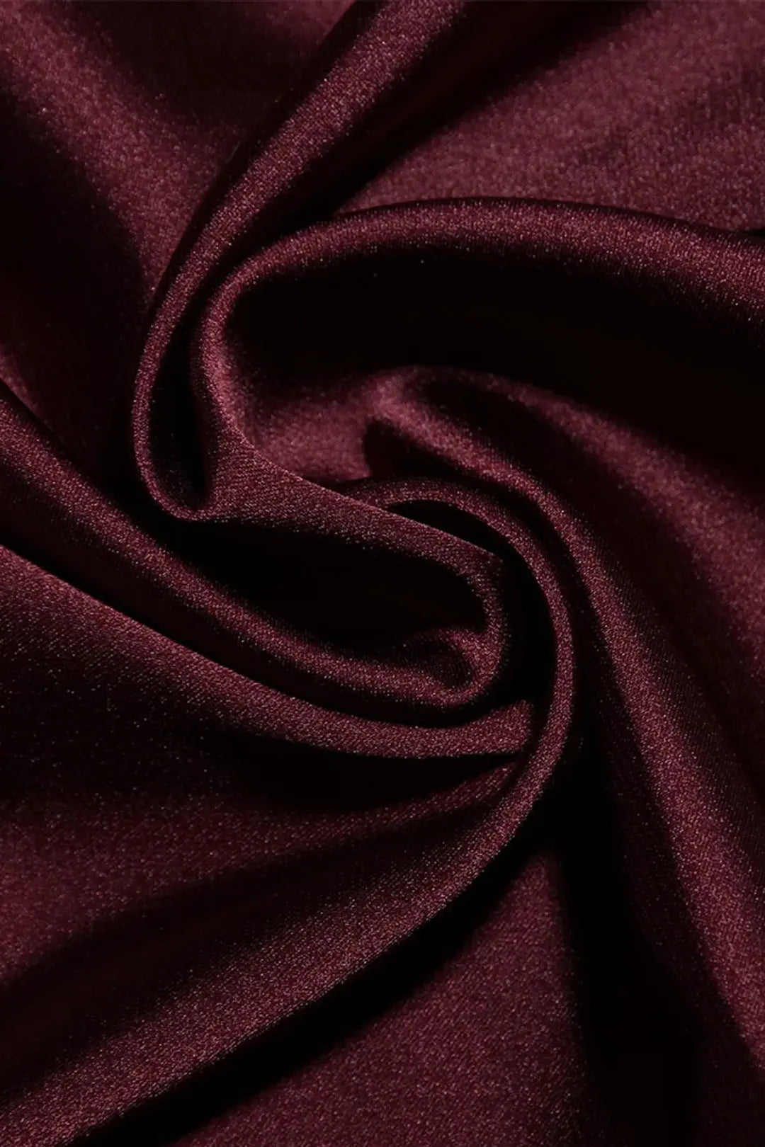 Tissu en satin bordeaux, texture lisse et brillante, drapé élégant. Idéal pour mode, décoration intérieure, couture de luxe.