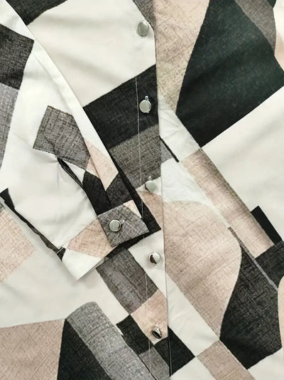 Chemise à motifs géométriques abstraits en noir, blanc et beige avec boutons argentés. Style moderne et tendance pour mode urbaine.