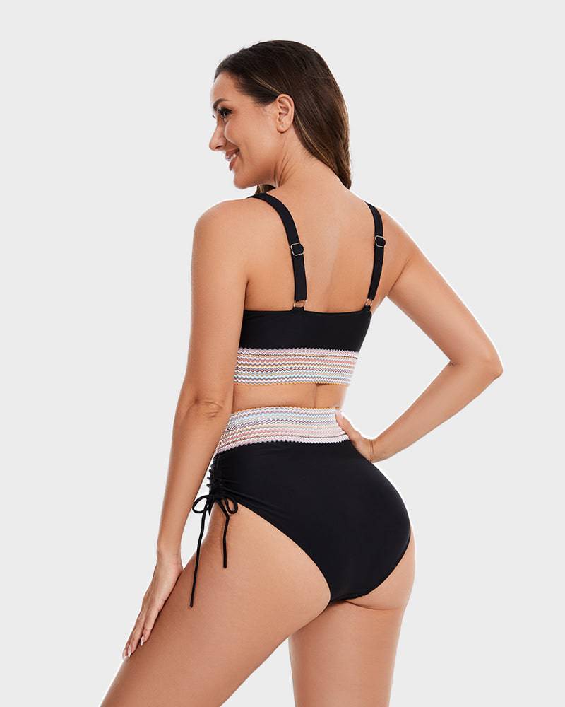 Femme en maillot de bain deux pièces noir avec détails en dentelle blanche, vue de dos, bretelles ajustables, fond blanc. Mode plage élégante.