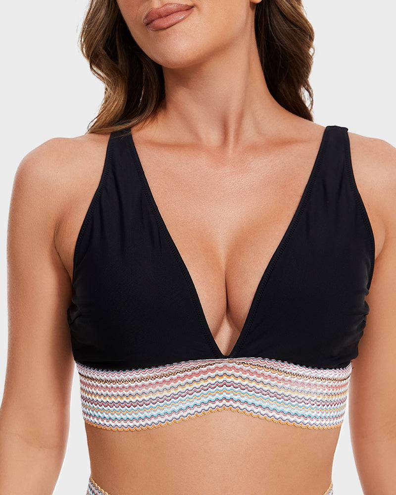 Femme portant un haut de bikini noir avec bordure colorée, style moderne et élégant, mode plage, maillot de bain tendance, été.