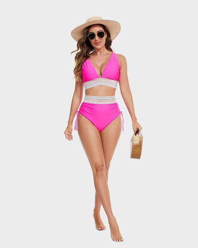 Femme en maillot de bain rose vif, chapeau de paille, lunettes de soleil, portant un sac en osier. Mode plage été, style chic et tendance.