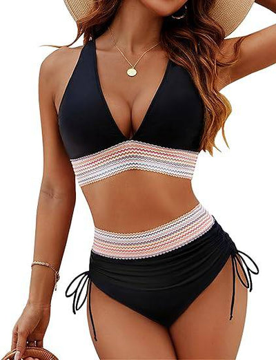 Femme en bikini noir taille haute, détails rayés colorés, chapeau de paille, collier doré, tenue de plage élégante, mode été 2023.