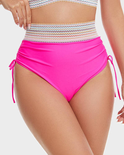 Culotte de bikini taille haute rose vif avec cordons ajustables, motif à rayures multicolores en haut. Mode plage tendance et élégante.
