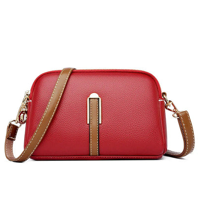 Sac à main en cuir rouge avec bandoulière marron, design élégant et moderne, idéal pour femme, accessoire de mode tendance et pratique.