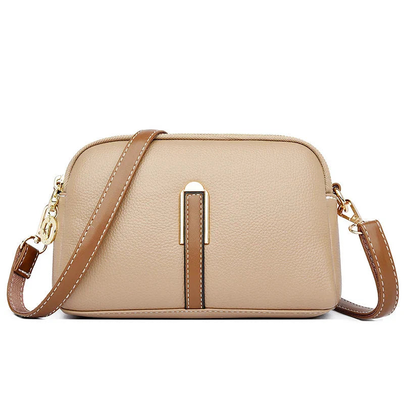 Sac à bandoulière en cuir beige élégant avec détails dorés, design minimaliste, idéal pour la mode féminine. Accessoire tendance et pratique.
