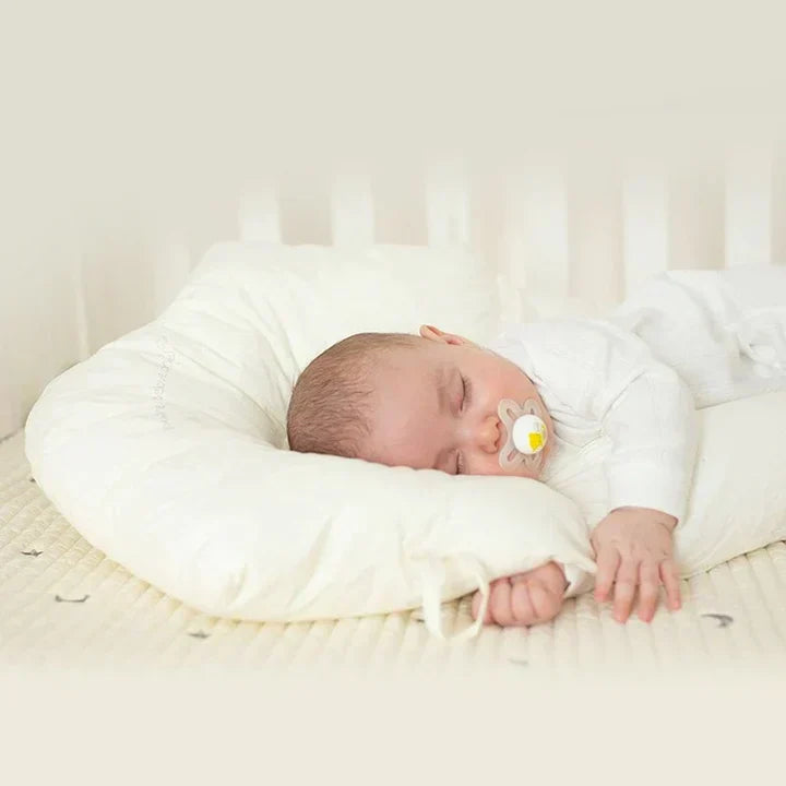 Bébé endormi avec tétine sur coussin blanc dans un berceau. Confort, sommeil paisible, chambre de bébé, sécurité, literie douce.