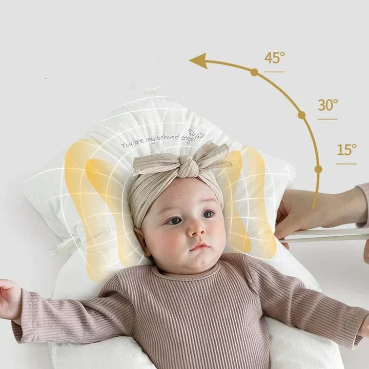 Bébé allongé sur un oreiller ergonomique anti-roulis, avec un bandeau beige, démonstration d'inclinaison à 15°, 30°, 45° pour soutien optimal.