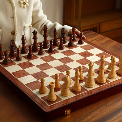 Échiquier en bois avec pièces de jeu, prêt pour une partie d'échecs stratégique. Jeu d'échecs classique, stratégie, loisirs intellectuels.