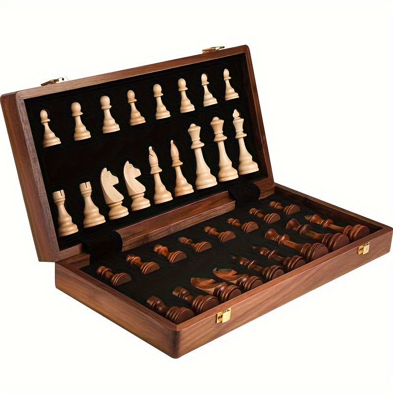 Coffret d'échecs en bois ouvert avec pièces blanches et noires, idéal pour les amateurs de stratégie et de jeux de société classiques.