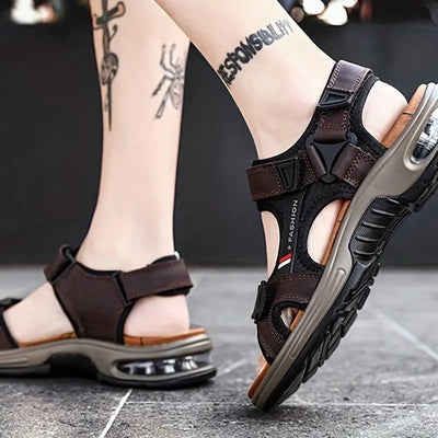 Sandales de sport marron pour homme avec semelles amortissantes, design moderne et confort optimal, idéales pour la marche en plein air.