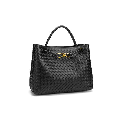 Sac à main en cuir noir tressé avec poignées, orné d'un détail doré. Élégant et moderne, idéal pour la mode féminine et les accessoires de luxe.